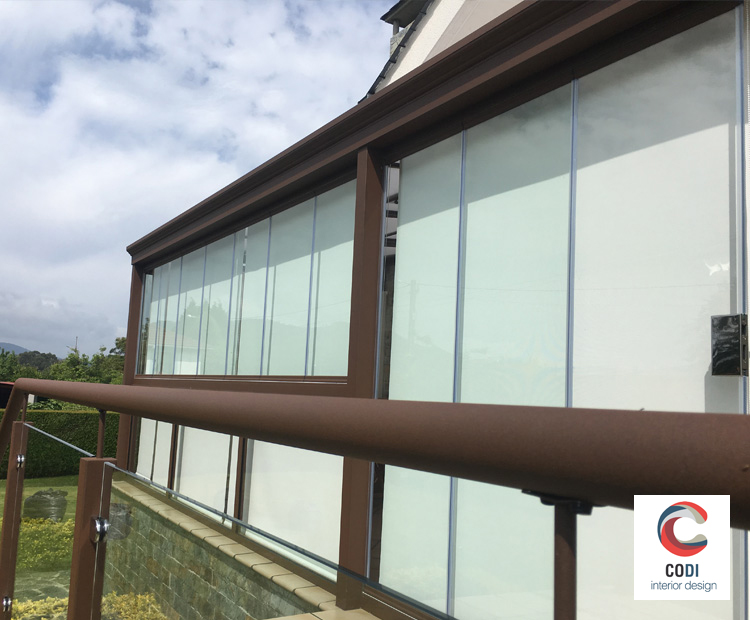 Instalación cortinas enrollables terraza chalet por Comercial Integral CODI